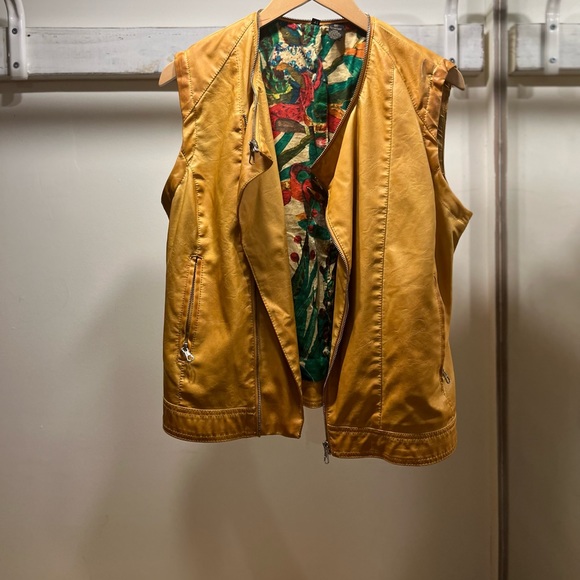 Desigual Spain Faux Tan Leather Jacket/ convertible vest in tan; great lining - Picture 9 of 16